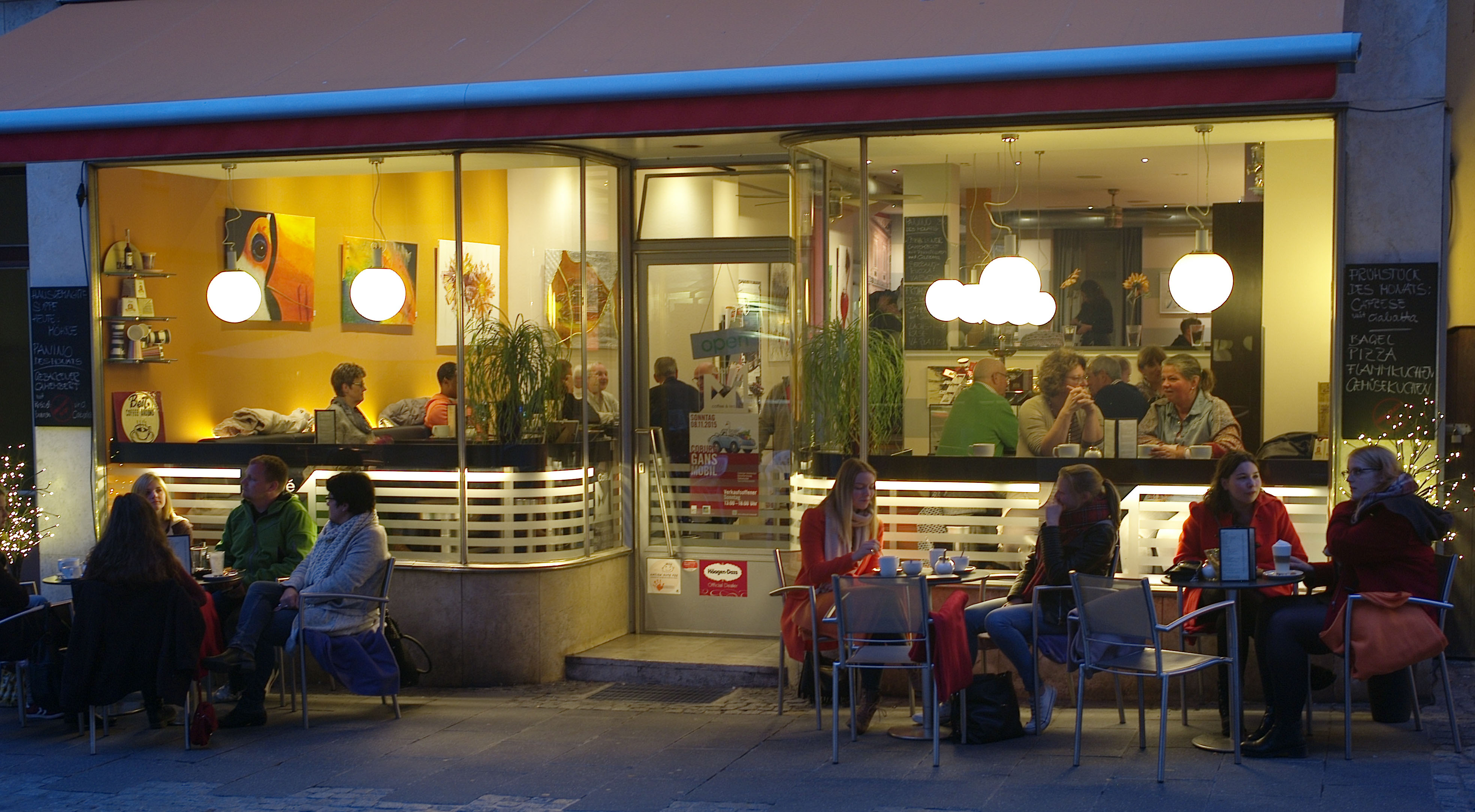 Café M Coburg I zwischen Marktplatz und Judentor  Mo - Fr 9.30 - 18.30 9.30 - 17.30 Kaffee Tee Schokolade Frühstück Mittagessen Eis Drinks Musik Kunst 
